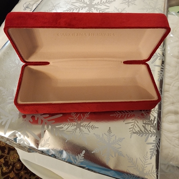 Pristine Carolina Herrera Vibrant Red Velvet Fabric Hard Case Eyeglasses Jewelry - Picture 6 of 10